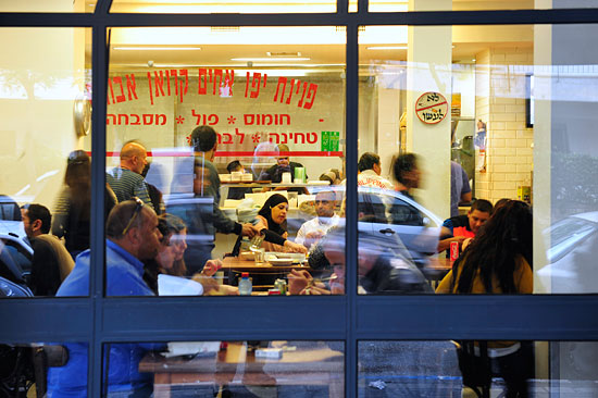 Im benachbarten Jaffa sind Hummus-Restaurants stets stark frequentiert. (© Matthias Hinrichsen)