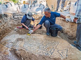 Freilegung des antiken Mosaiks beim Damaskustor. (© Assaf Peretz, IAA)