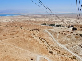 Wo sich einst die Römerlager vor Massada befanden, fahren Touristen bequem mit der Seilbahn nach oben.(© IsraelMagazin)