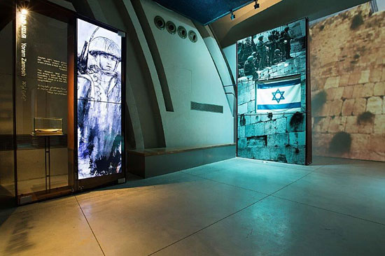 Im Inneren des neuen Museums auf dem Ammunition Hill in Jerusalem. (© IMOT)