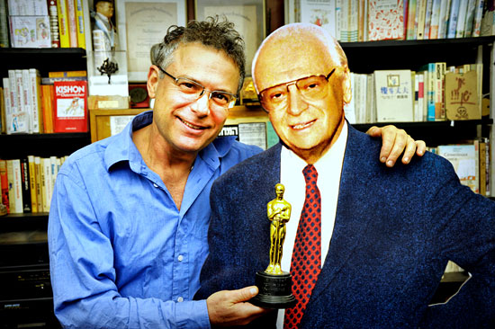 Dr. Rafi Kishon mit einem Aufsteller und dem Abbild seines Vaters. (© Udi Salmanovich)