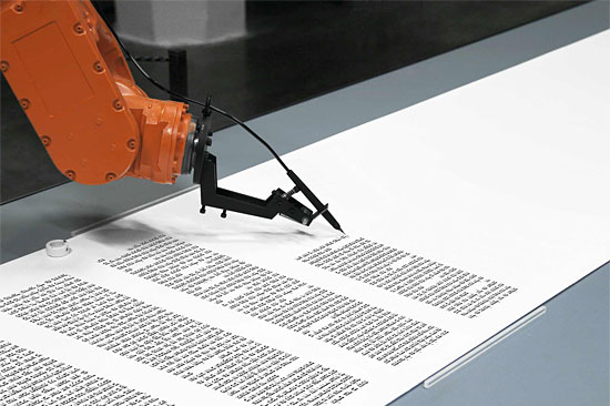 Bios-Roboter schreibt den Tora-Text, Deutschland 2015. (© robotlab/JMB)