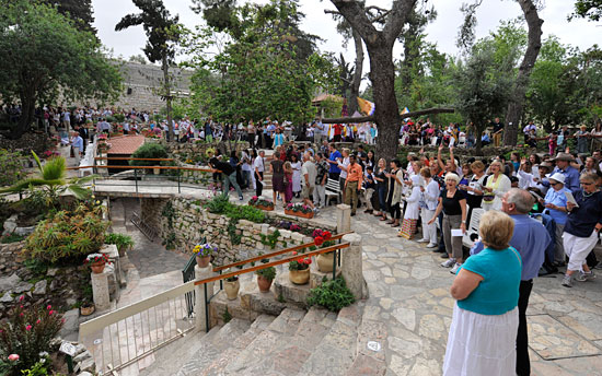 Rund 800 Christen feiern am Ostersonntag im Gartengrab mit einem Gottesdienst die Auferstehung Jesu. (© Matthias Hinrichsen)