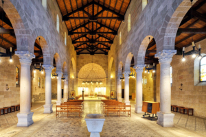 Kirchenraum der Brotvermehrungskirche in Tabgha vor Öffnung. (© Matthias Hinrichsen)