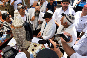 Jüdische Gläubige versammeln sich zur Bar Mitzwa-Feier an der Westmauer. (© Matthias Hinrichsen)