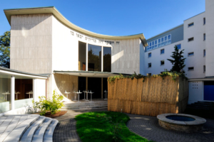 An Sukkot (Laubhüttenfest) steht die Sukka der Jüdischen Gemeinde in Hannover vorschriftsmäßig unter freiem Himmel. (© Matthias Hinrichsen)
