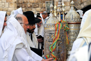 Die Thora steht im Mittelpunkt des letzten Festtags. (© Matthias Hinrichsen)