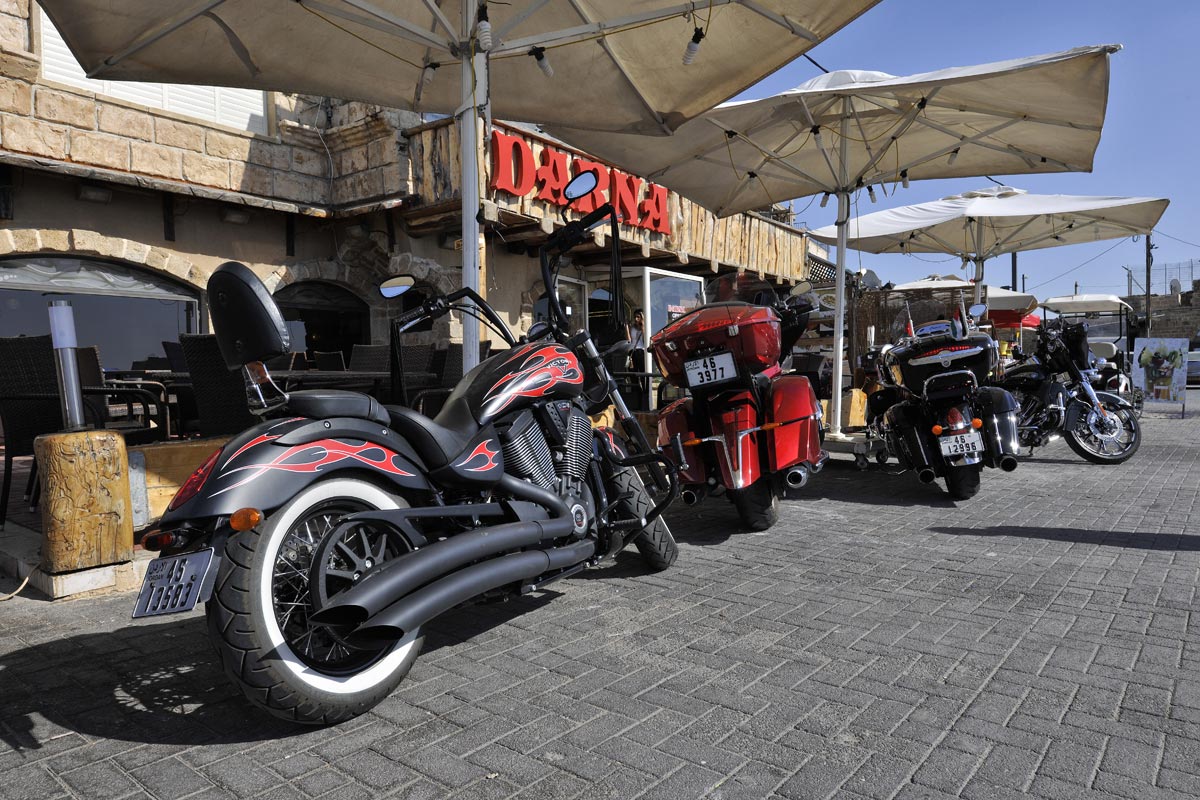 Eine Harley-Davidson-Gruppe aus Jordanien macht Rast. 