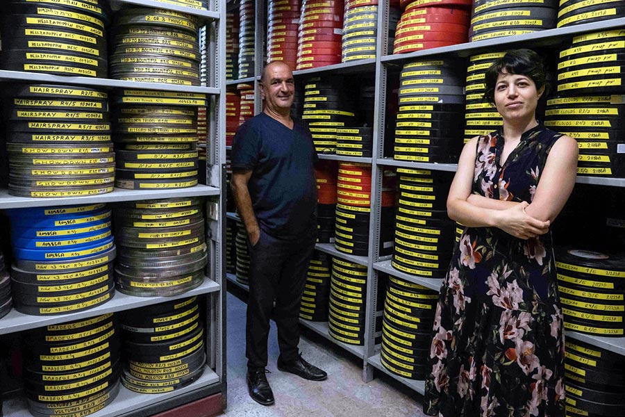 Hila Avraham und Meir Ruso vom Israelischen Filmarchiv.
