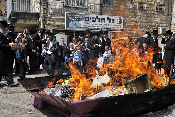 Juden verbrennen Brotreste vor Pessach. 