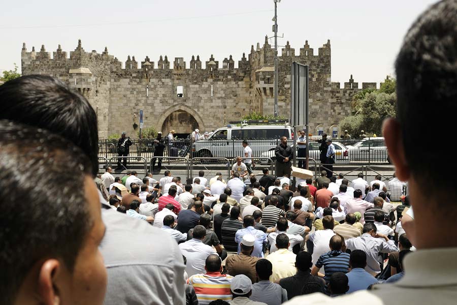 Muslimischer Agitator hetzt vor dem Damaskustor in Jerusalem und befürwortet Terrorattacke