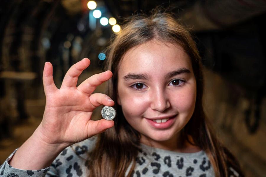 Die 11-jährige Liel Krutokop zeigt stolz die Silbermünze.