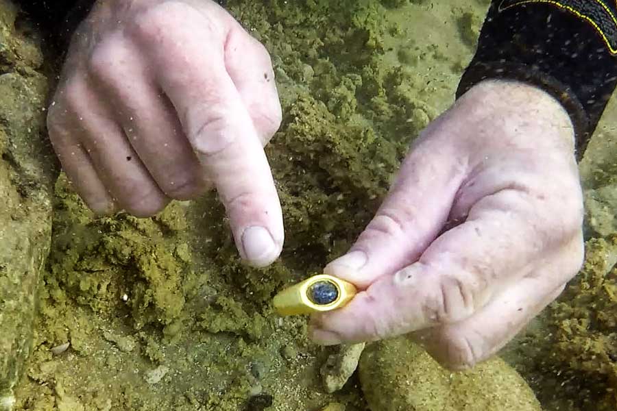 Antiker, christlicher Ring vor Caesarea in einem Wrack gefunden.