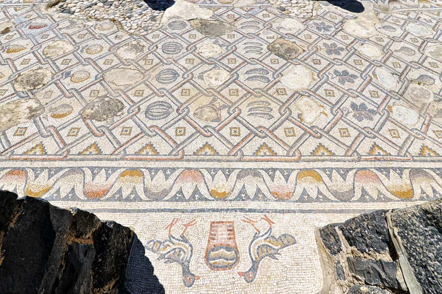 Kirche von Kursi mit Mosaikböden