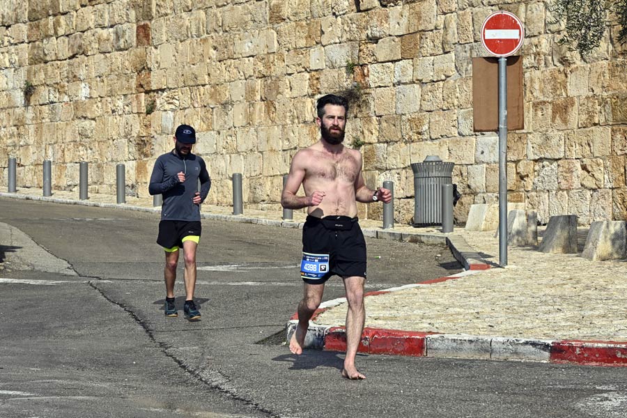 Ein fast Nackter beim Jerusalem Marathon 2022.
