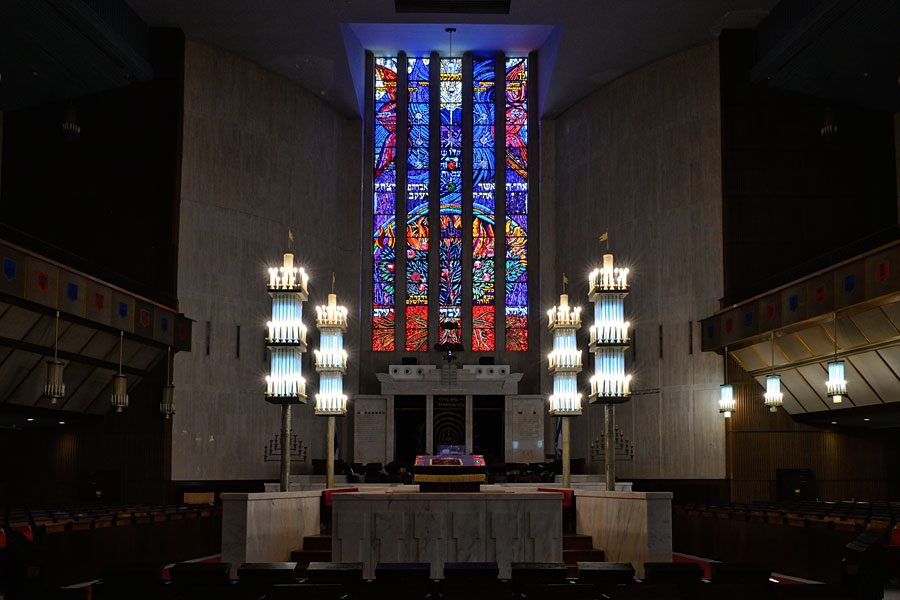 Die fünf Lichtbänder aus Buntglas in der Großen Synagoge Jerusalem