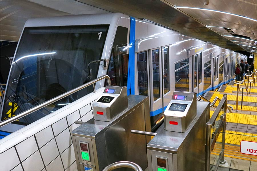 Carmelit U-Bahn Haifa 2018 in grauer Lackierung