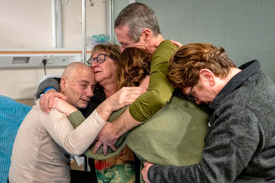 Louis Har mit seiner Familie im Krankenhaus beim Wiedersehen