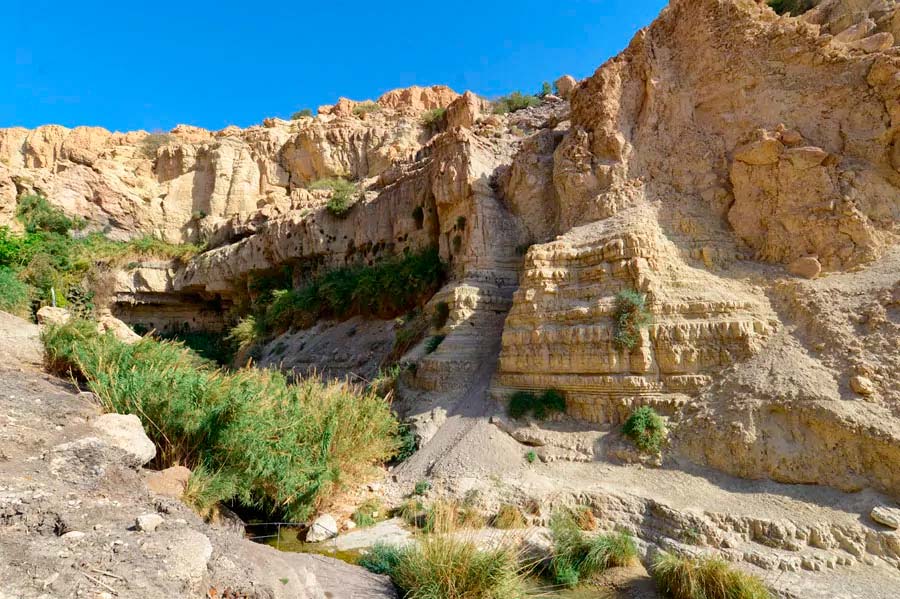 Höhlen im Wadi David von En Gedi am Toten Meer